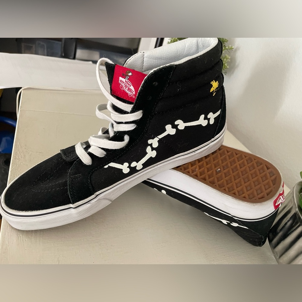 Vans x Snoopy Bone & Peanut Sk8-Hi Skate Shoes size 9
No box